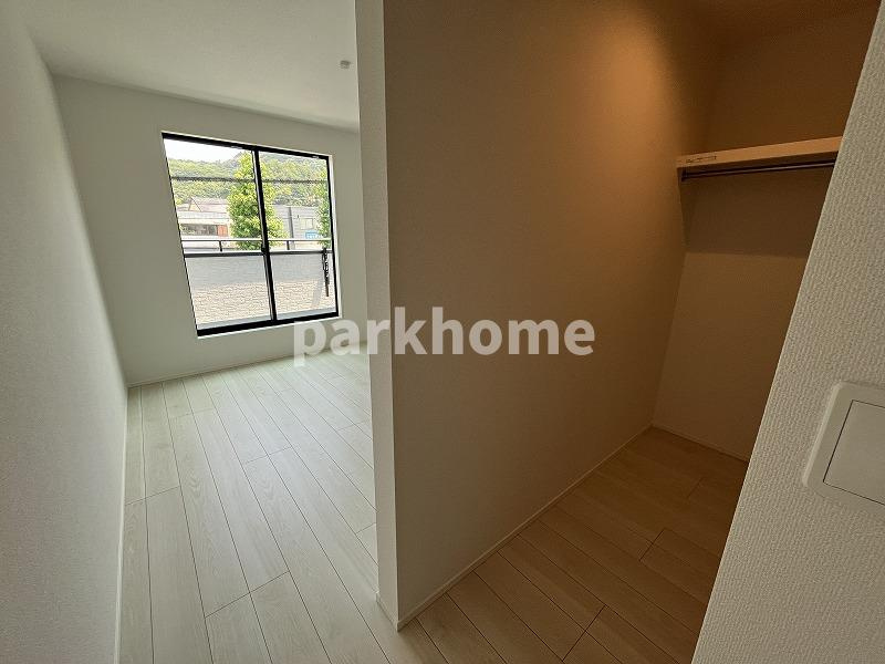 高知市大谷公園町 2期1棟1 新築戸建ての洋室