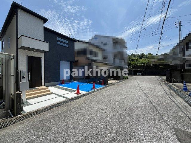 高知市大谷公園町 2期1棟1 新築戸建ての前面道路含む現地写真
