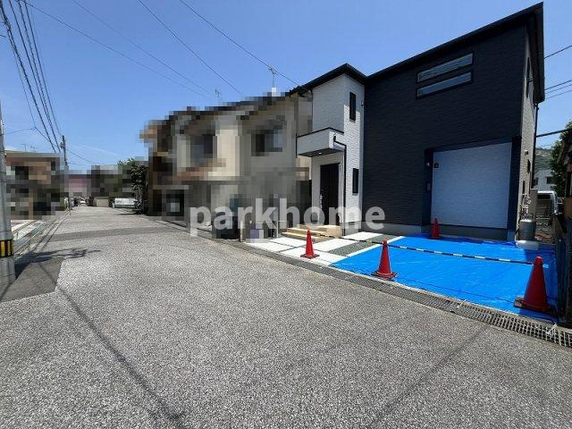 高知市大谷公園町 2期1棟1 新築戸建ての前面道路含む現地写真