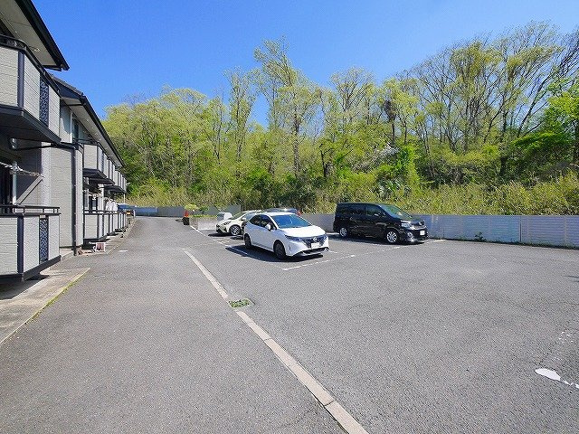 パセオ学園前の駐車場|車をお持ちの方に嬉しい駐車場付きの物件です