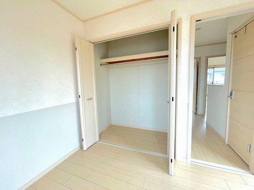 富士見市東みずほ台４丁目の中古一戸建の収納|全居室クローゼット付です。
居室を広くお使いいただけます。