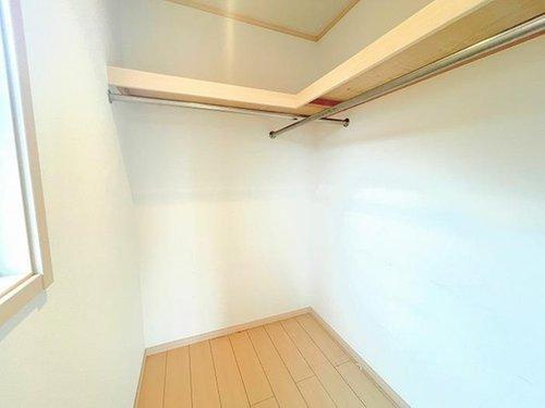 富士見市東みずほ台４丁目の中古一戸建の収納|洋服やカバンなど、たっぷり収納できるウォークインクローゼット付です。