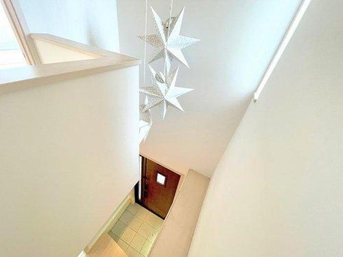 富士見市東みずほ台４丁目の中古一戸建の内装|◇吹抜け◇　
玄関上部の吹き抜けです。