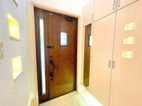 富士見市東みずほ台４丁目の中古一戸建の玄関|たっぷり収納できるシューズボックスで玄関まわりをスッキリと整理することができます。
姿見鏡付でお出かけ前の身だしなみチェックもバッチリです。