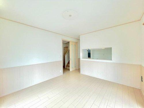 富士見市東みずほ台４丁目の中古一戸建の居間・リビング|キッチンからリビングダイニングを見渡せる対面キッチンです。
キッチン内は見えにくくなっている為、来客の際も安心です。