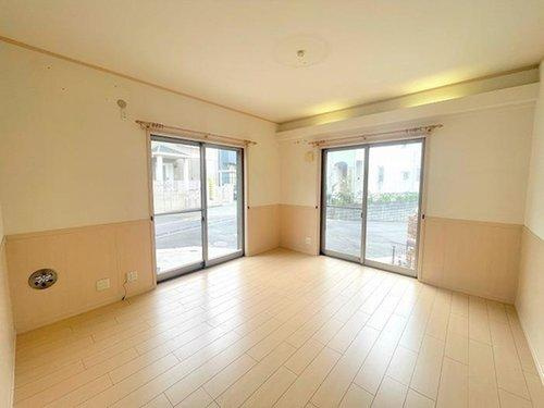 富士見市東みずほ台４丁目の中古一戸建の居間・リビング|南向きのリビング、角地に位置するため陽当り良好です。