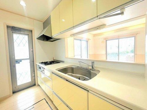 富士見市東みずほ台４丁目の中古一戸建のキッチン|吊戸棚付で収納たっぷりのキッチンキャビネットです。
勝手口はゴミ出しなどに便利です。