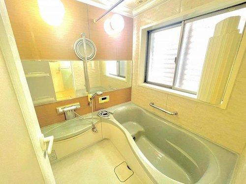 富士見市東みずほ台４丁目の中古一戸建の浴室|1坪サイズの浴室、ゆったりとした浴槽は手足を伸ばしてリラックスできます。