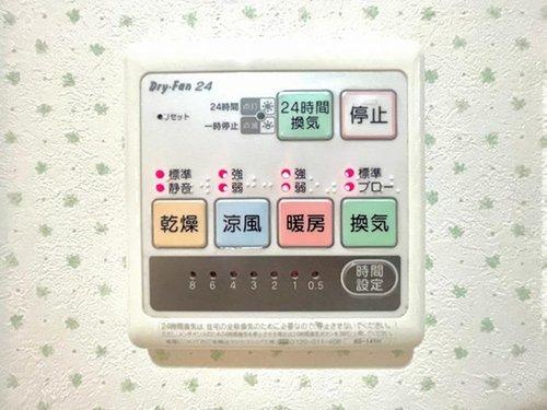 富士見市東みずほ台４丁目の中古一戸建の設備|◇浴室乾燥機◇　
バスルームには暖房機能付の浴室乾燥機がついています。
雨の日のお洗濯もの干しや入浴時のヒートショック対策に◎