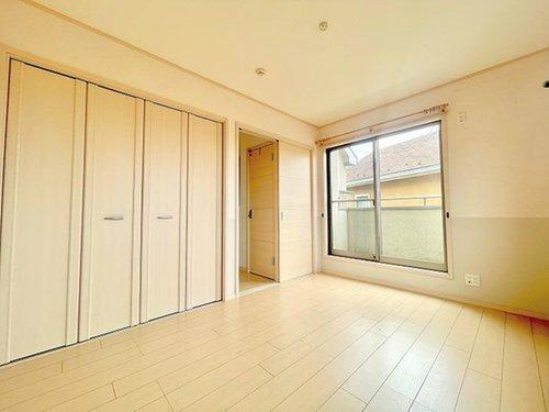 富士見市東みずほ台４丁目の中古一戸建の洋室|2階6帖の洋室です。
2階の居室は全てバルコニーに面しているため風通りが良く、お布団干しにも便利です。