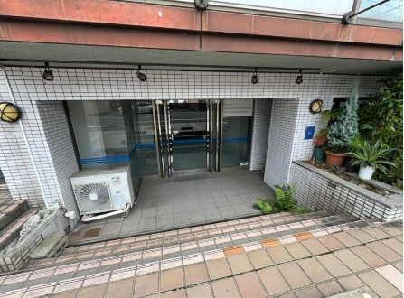 ウエストインコスモの外観