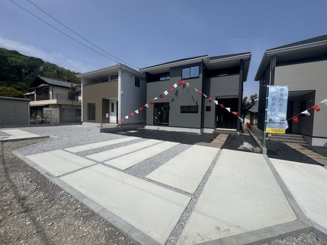 新築　高崎市寺尾町　2号棟の駐車場|現地写真　駐車スペースは並列3台分可能です！
