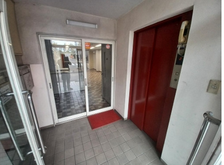 コマ・ビルの玄関