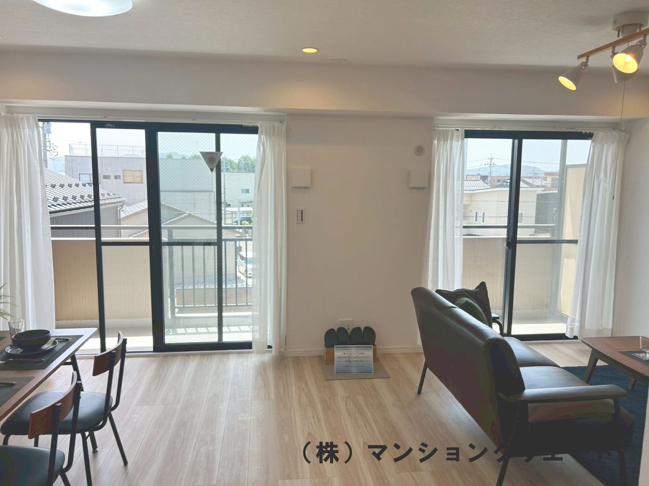 アパガーデンコート西方の居間・リビング|LDK18.5帖　南側のバルコニーから明るい日差しが差し込みます。