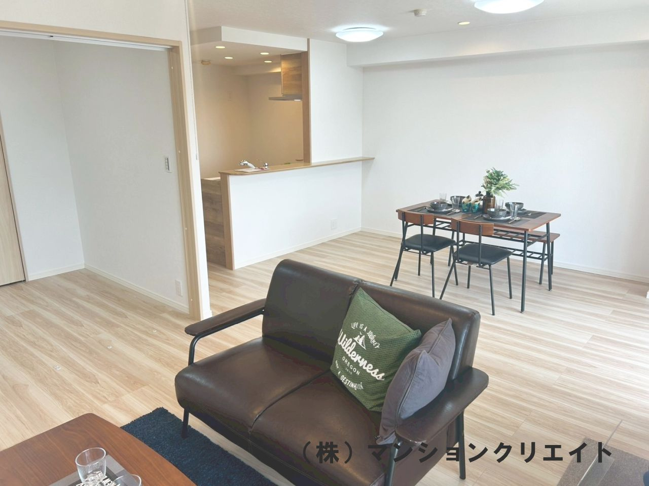 アパガーデンコート西方の居間・リビング|リビングから見たキッチン