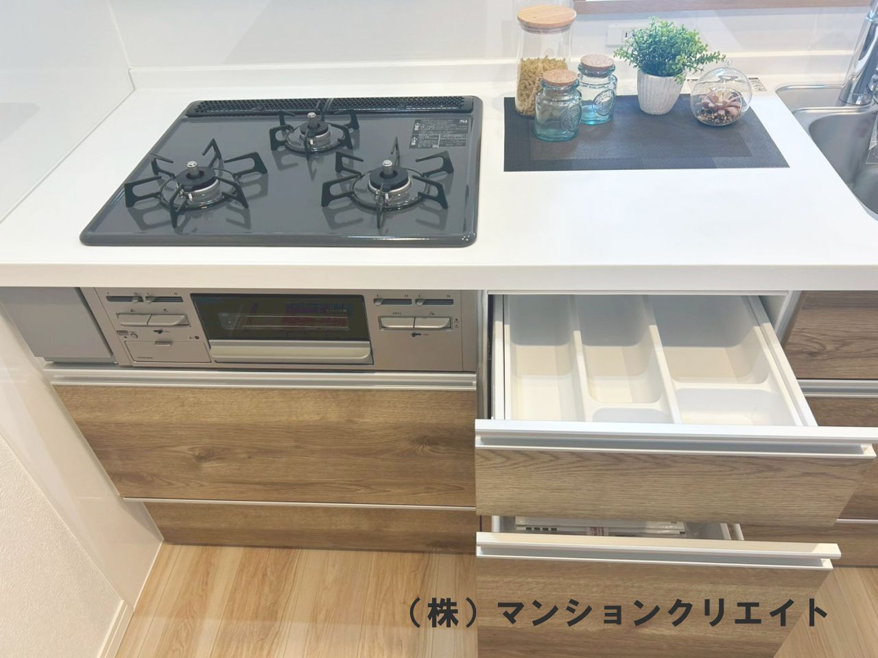 アパガーデンコート西方のキッチン|引き出し式収納で、キッチン用品もたくさん収納出来ます。