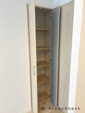 アパガーデンコート西方の収納|キッチン横にある収納です。食品庫としても使えますね。