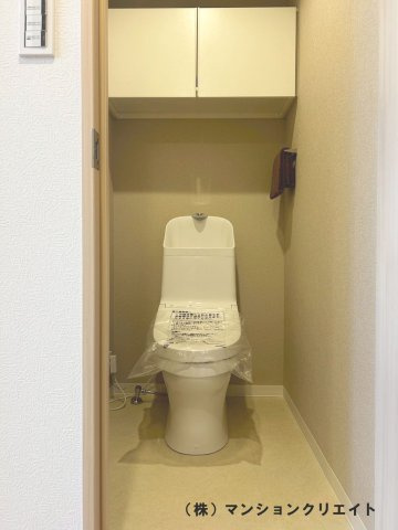 アパガーデンコート西方のトイレ|温水洗浄便座・吊戸棚付きです