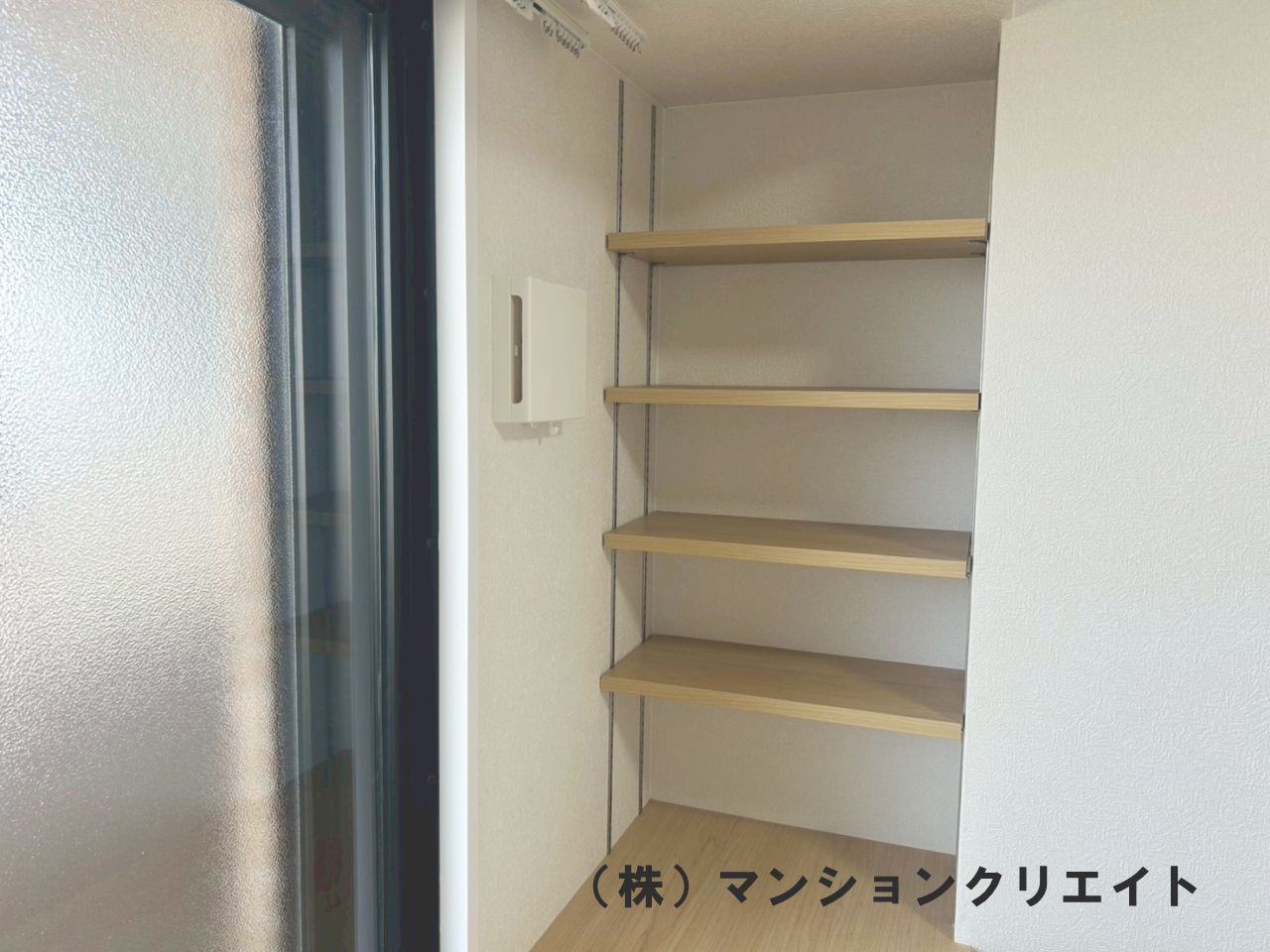 アパガーデンコート西方の収納|出窓横には自由に高さが変えられる棚が付いています