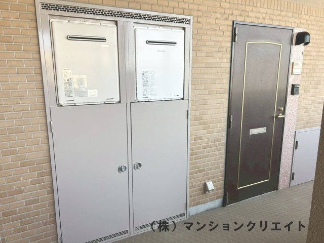 アパガーデンコート西方の設備|玄関扉左横にガス給湯器があります