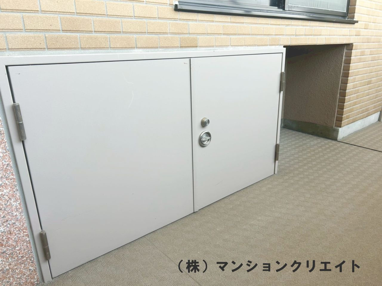 アパガーデンコート西方の設備|玄関の右下にトランクルームが付いています。