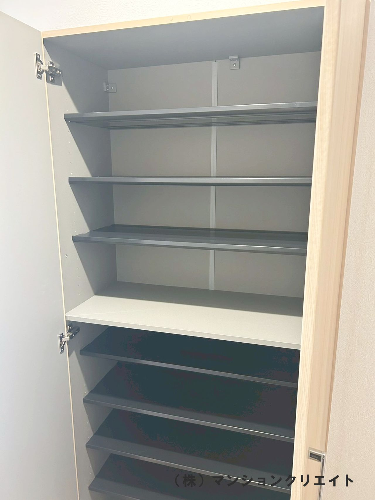 アパガーデンコート西方の収納|玄関収納です。天井まで使えるのでたくさん収納出来ます。