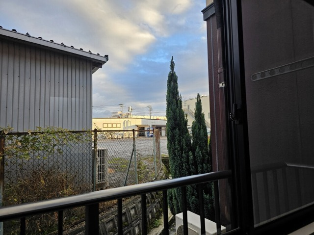 フラットフィールドの展望|1階ですが、前は平屋のカフェと駐車場なので明るいですよ