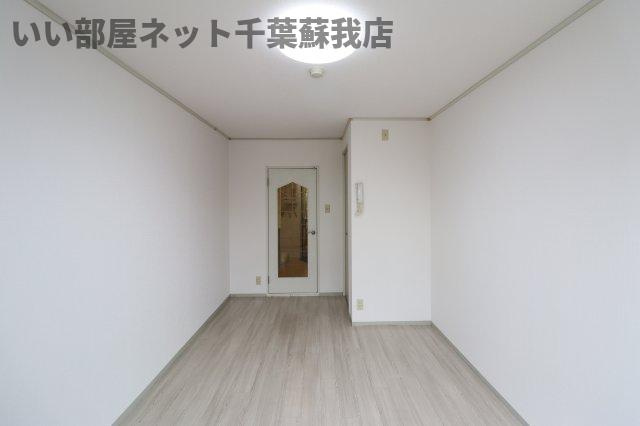 東亜ハーモニー蘇我の居間・リビング|単身の方におすすめの間取りです♪