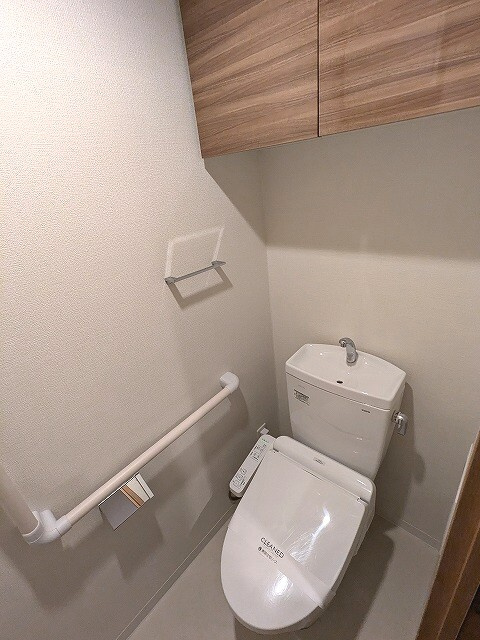 ラドゥセール秋葉原のトイレ|洗面室と独立した温水洗浄便座です