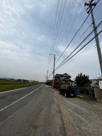 売土地の前面道路含む現地写真