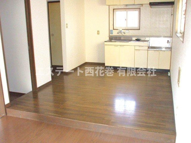 コーポK2の居間・リビング|リビングに１段段差があります。