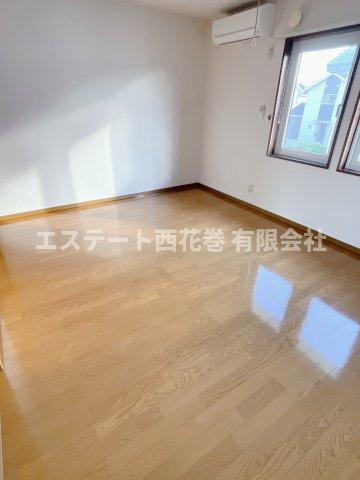 花巻市桜台１丁目のアパートの居間・リビング