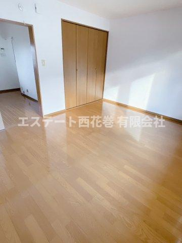 花巻市桜台１丁目のアパートの居間・リビング