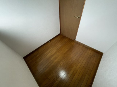 【設備】 | 長沢1丁目戸建 | サービスルーム　2帖
