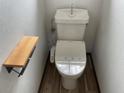 【トイレ】 | 長沢1丁目戸建 | 1F　温水洗浄便座