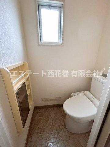 コーポ四日町のトイレ|トイレに窓、収納があります。