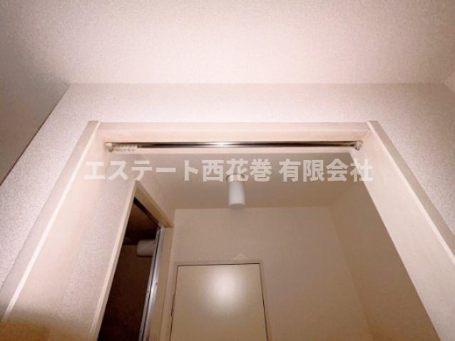 コーポ四日町の内装|脱衣所に建具がありませんがカーテンで仕切ることが出来ます。