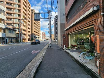 メゾンアーサーの周辺|前面道路