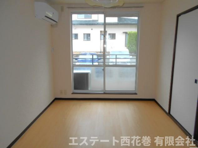 花巻市星が丘１丁目のアパートの居間・リビング