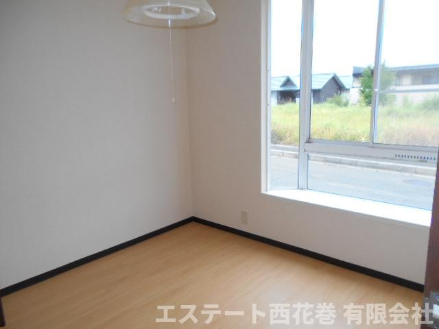 花巻市星が丘１丁目のアパートの居間・リビング