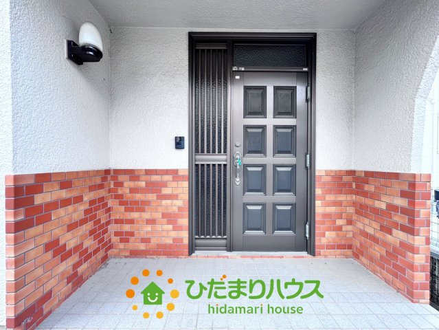 白岡市篠津　中古一戸建ての玄関