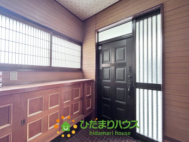 白岡市篠津　中古一戸建ての玄関