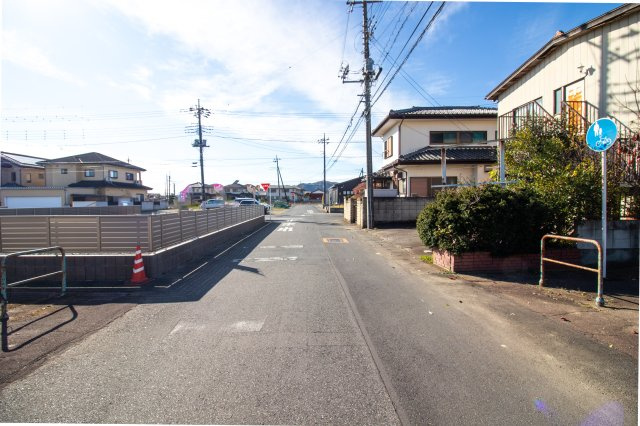 足利市葉鹿町２丁目の売地の前面道路含む現地写真