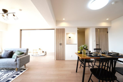 【居間・リビング】 | 【上質リノベ】ライオンズヒルズ田方 | 【約19.2帖LDK】
デザインリフォームされた室内は
良い雰囲気になっております。
リノベーションで付加価値をプラスし、
ただの『住まい』ではなく『癒しのある空間』
に仕上がっております♪