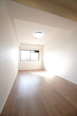 【洋室】 | 【上質リノベ】ライオンズヒルズ田方 | 【洋室約7.3帖】
心と体をゆったりと安らげる主寝室。
寝室のゆとりが大きい分だけ、
暮らしの安らぎは深まります。
一日の疲れを癒すだけでなく、
ご夫婦の親密な語らいを紡ぎ出します。