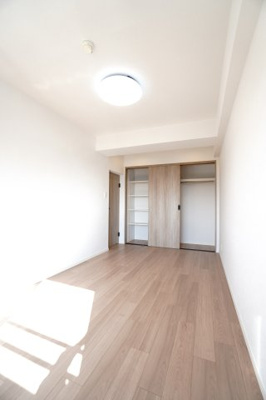 【洋室】 | 【上質リノベ】ライオンズヒルズ田方 | 【洋室約7.3帖】
どんな家具や敷物でも部屋に馴染みやすく、
コーディネートがし易そうですね。
配置も柔軟に対応できるので身の回りの整理もし易い！
自分好みの空間に出来そうですね！