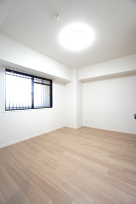 【洋室】 | 【上質リノベ】ライオンズヒルズ田方 | 【洋室約5.3帖】
居室にはクローゼットを完備。
自由度の高い家具の配置が叶うシンプルな空間です。
お子様の成長と人数と共に必要になる
子供部屋にもぴったりの間取りですね。