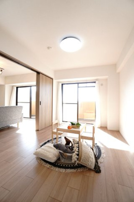 【洋室】 | 【上質リノベ】ライオンズヒルズ田方 | 【洋室約5.8帖】
在宅勤務・リモートワークの書斎や、
趣味やくつろぎのスペースとしても。
家族と一緒に楽しい時間を過ごす中にも、
一人でくつろげる時間と場所は特に良いですね。
