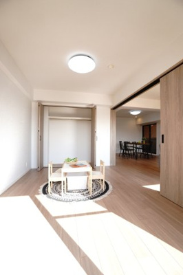 【洋室】 | 【上質リノベ】ライオンズヒルズ田方 | 【洋室約5.8帖】
将来、家族構成が変わった時等、第2子供部屋としても活用できそうですね！
勿論、エアコンの先行配管もしてあるので、壁付けのエアコン設置OKです！
快適な居室環境で過ごせそうです！