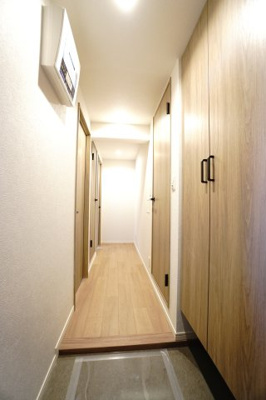 【玄関】 | 【上質リノベ】ライオンズヒルズ田方 | 【玄関ホール】
人を迎え入れる最初の場所だからこそ、
清潔感があり纏まった空間にして頂ける様に
大型フローティングシューズBOXを設置。
照明はオートライト。消し忘れや
出入りが暗くならなく済みます！